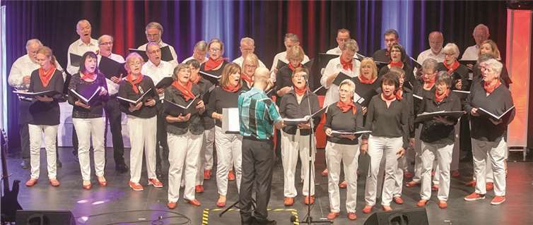Der Gemischte Chor Concordia Nova begeistertes Publikum mit dem Konzert „Frauen! - Männer! Was man weiß, was man wissen sollte!“ in der Aula des Schulzentrums Berkum.JOST