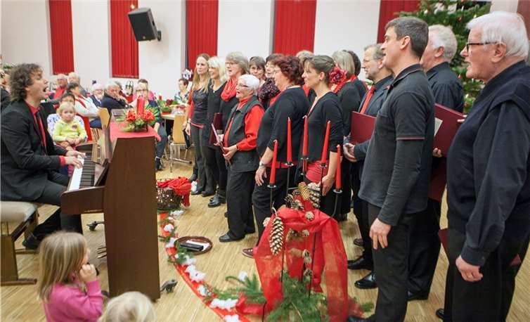 Der Gemischte Chor „Eintracht“ Birresdorf unter der Leitung von Mariano Gallusio hatte zum Adventssingen in den Dorfgemeinschaftshof eingeladen. JOST