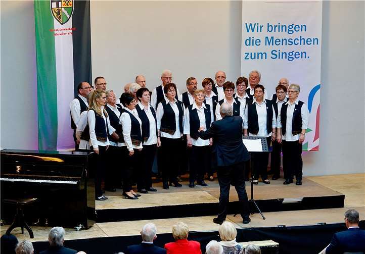 Der Gemischte Chor Liederkranz Ahrbrück sang unter Leitung von Raymund Jacobs.