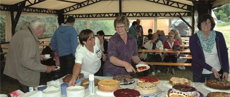 Der Gemischte Chor "Liederkranz" Ahrbrück, um Vorsitzende Rita Löhndorf (li.) hatte wieder zum Wiesenfest eingeladen. UM