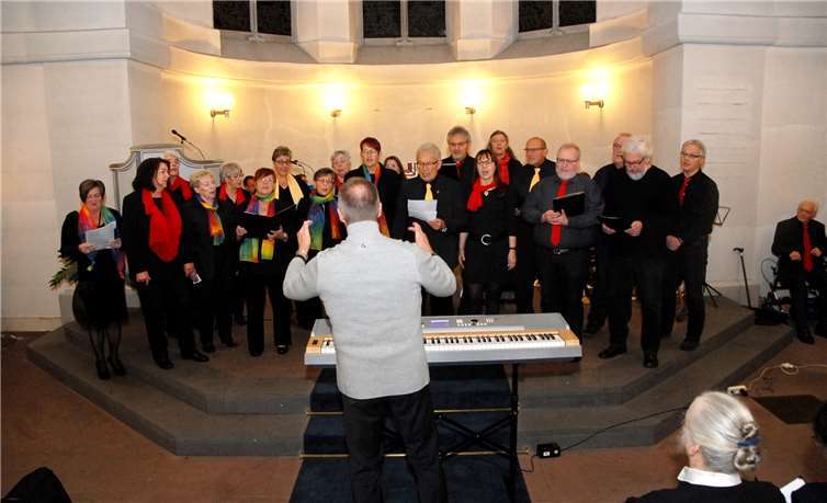Der Gemischte Chor Steimel bereicherte den Gottesdienst mit humorvollen Liedern. Fotos: KER
