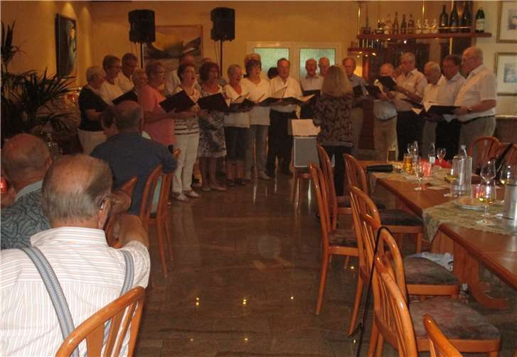 Der Gemischte Chor des MännerChors Mülheim-Kärlich 2007 unterhielt mit ein paar lustigen Liedern.privat