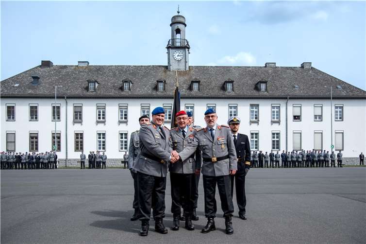 Der Generalinspekteur der Bundeswehr, General Carsten Breuer, übergibt das Kommando über den Sanitätsdienst der Bundeswehr von Generaloberstabsarzt Dr. Ulrich Baumgärtner an Generalstabsarzt Dr. Ralf Hoffmann. Foto: Bundeswehr/Patrick Grüterich