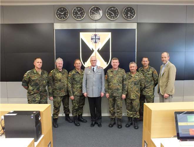 Der Generalinspekteur der Bundeswehr besuchte erstmals das BITS und bekam dabei Einblick in die zentralen Bereiche der Dienststelle. Fotos: BITS