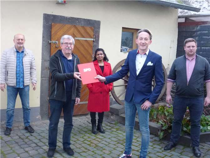 Der Generalsekretär der SPD-RLP Marc Ruhland überreicht Klaus Frevel die Ehrenurkunde. V.li. Helmut Schreiber, Klaus Frevel, Gracy Dahmke, Marc Ruhland und Norman Schneider. Foto: privat