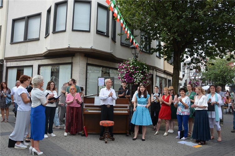 Der Genoveva-Chor erfreute die Brückenstraße fast drei Stunden lang.