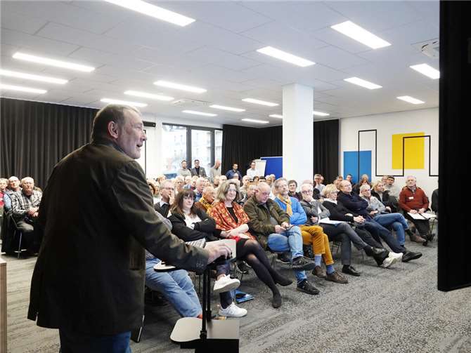 Der Geologe Karl-Heinz Köppen berichtete vor zahlreichen Besucherinnen und Besuchern über das Grundwassermonitoring in der Kreisstadt.  Foto: DU