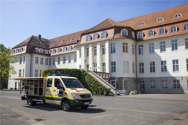Der Gerätewagen „Sanität“ vor dem Sankt-Joseph-Gymnasium Rheinbach.