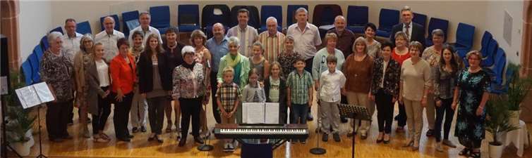 Der Gesamtchor mit den Vertretern der Waldbreitbacher Hospiz-Stiftung und der Vor-Tour der Hoffnung. STUKO