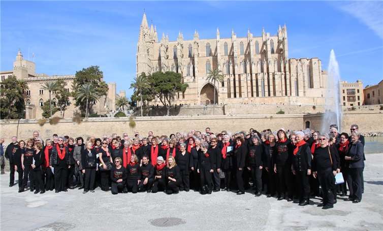 Der Gesamtchor vor der Kathedrale von Palma. Foto: privat