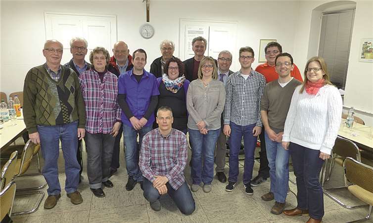 Der Gesamtvorstand (v.li.): Erich Keiper, Ehrenvorsitzender Willi Fuhrmann, Elfriede Keiper, Dr. Helmut Steinbach, Thomas Görges, Alfred Meid, Christiane Roßmeier, Herbert Reuter, Nicole Friedsam, Klaus Schneider, Markus Nerger, Benjamin Bauschke, Sascha Zimmer, Dr. Donate Wieding und (kniend) Mike Kairies. Es fehlt: Mike Robe.DRK Niederzissen