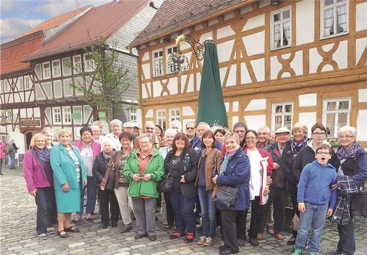Der Gesangsverein vor der Kulisse des Freilichtmuseums.privat
