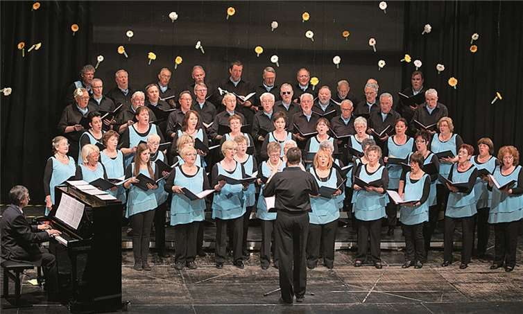 Der Gesangverein „Eintracht“ Adendorf begeisterte seine Zuhörer beim Konzert unter dem Motto „Leben ist Lachen und Singen“ unter der Leitung von Alfons Gehlen, am Klavier begleitet von Klaus Kratzenberg, in der Berkumer Aula.JOST