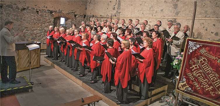 Der Gesangverein „Eintracht“ Adendorf gab in der Scheune der Burg Adendorf ein umjubeltes Burgkonzert unter der Leitung von Alfons Gehlen. VJ