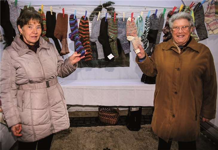 Der Gesangverein Moselgruß verkaufte gestrickte Socken, an denen vier Frauen wochenlang gearbeitet hatten.