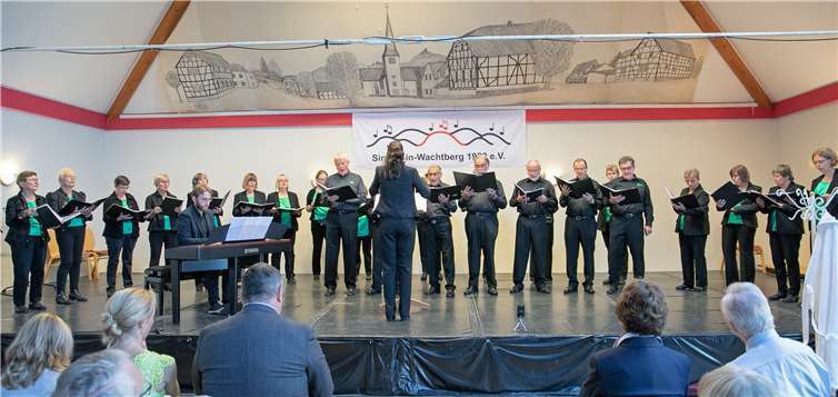 Der Gesangverein „Singen-in-Wachtberg“ gab sein erstes offizielles Konzert im Hinterhof unter der Leitung von Gabriela Pullen nach dem Motto „Singen in Wachtberg macht Freude“. Jost-