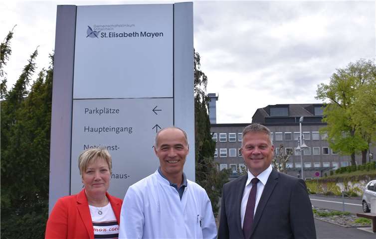 Der Geschäftsführende Direktor Georg Kohl (re.) und Pflegedirektorin Mechthild Annen (li.) begrüßen ihren geschätzten Kollegen Dr. Cvijetin Branding-Cvijanovic als neuen Ärztlichen Direktor in ihrer Mitte. Foto: privat