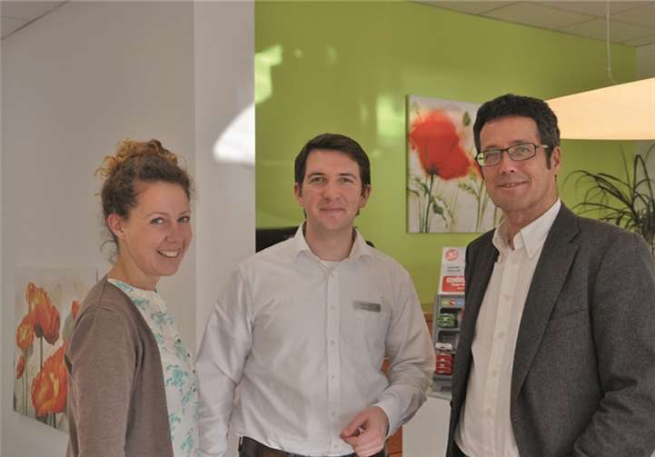 Der Geschäftsführer, Dipl.-Kaufmann Klaus Stasch (r.), mit seinen kompetenten Mitarbeitern. privat