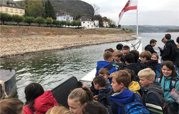 Der Geschäftsführer der Fährgesellschaft, Udo Scholl, freut sich, mit der Nixe dem Inselgymnasium aktuelle helfen zu können. evm/Peerenboom