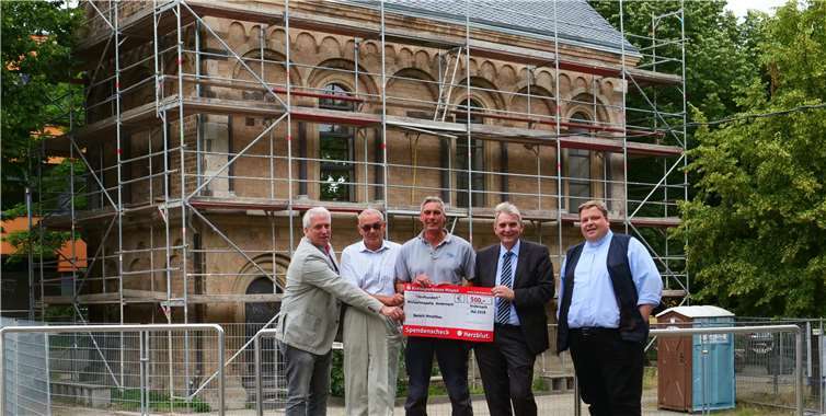 Der Geschäftsführer der Firma Bersch-Metallbau“, Dirk Bersch, überreicht dem Förderverein „St. Michaelskapelle“ eine Spende für die Sanierung der Kapelle.privat