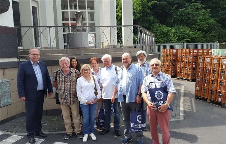 Der Geschäftsführer der Firma Tönissteiner Srpudel Hermann Josef Hoppe bgrüßte die AG 60plus des Kreises Ahrweiler auf dem Betriebsgelände.SPD AG 60plus