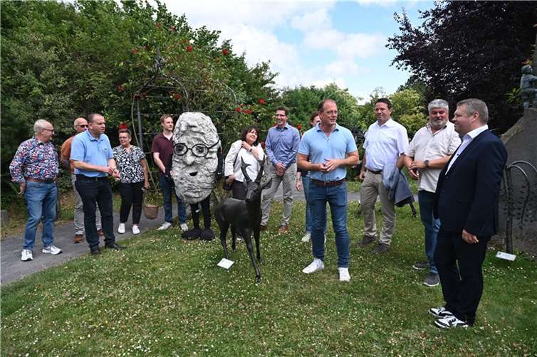 Der Geschäftsführer der Klosterbetriebe Maria Laach, Steffen Steckbauer (rechts), begrüßte die Besuchergruppe der Arbeitsgemeinschaft (AG) Laacher See, Ausrichter der „Nacht der Vulkane“, um Sebastian Busch (5. von rechts), Jörg Lempertz (4. von rechts) und Johannes Bell (3. von links), Bürgermeister der Verbandsgemeinden Pellenz, Mendig und Brohltal, Mendigs Stadtbürgermeister Achim Grün (2. von rechts) und Nickenichs Ortsbürgermeister Detlev Leersch (links) zu einer Besichtigung der Manufakturen und der „Inneren Betriebe“ der Abtei Maria Laach.  Foto: Stefan Schmitz/Vulkanregion Laacher See