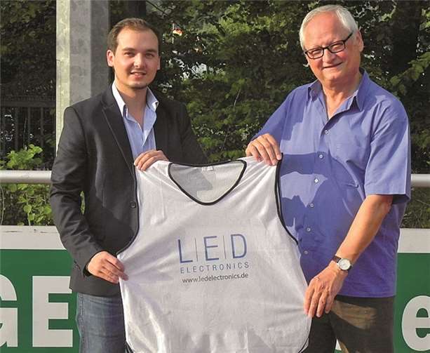 Der Geschäftsführer der LED Electronics aus Bonn, Pascal Filla, übergibt 20 neue Trainings-Leibchen an den Ersten Vorsitzenden des SVR.privat