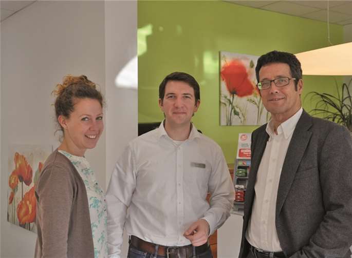 Der Geschäftsführer der Linzer Filiale, Dipl.-Kaufmann Klaus Stasch (r.), mit seinen kompetenten Mitarbeitern. privat