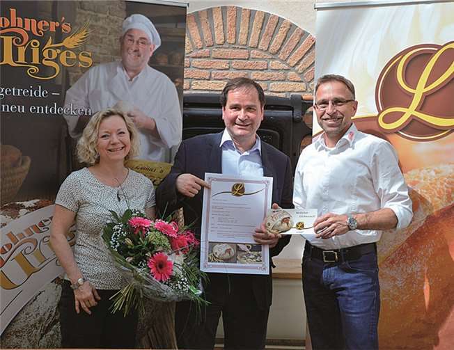 Der Geschäftsführer der Lohner´s, Helmut Moll, durfte kürzlich den überraschten und glücklichen Gewinnern den Hauptpreis in Polch überreichen.privat