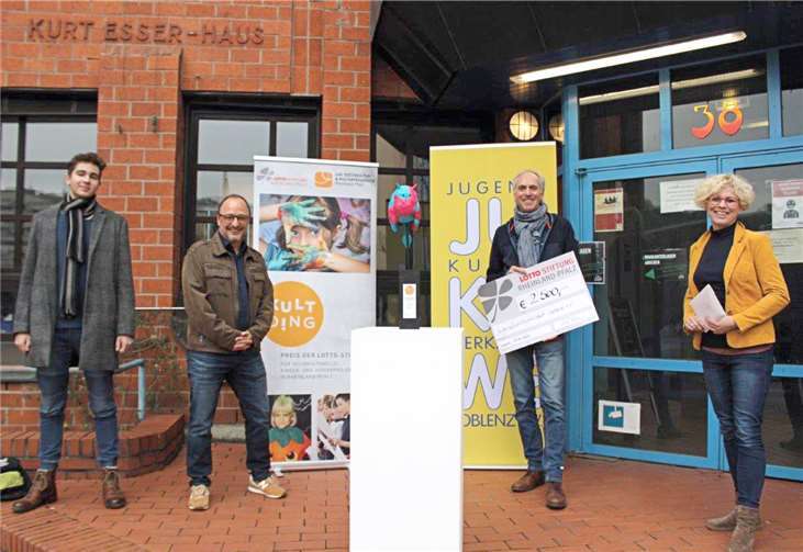 Der Geschäftsführer der Lotto-Stiftung, Frank Zwanziger (2.v.l.), überbrachte den Preis an die Vertreter der Jugendkunstwerkstatt (von links) Tom Schönborn, Christof Nießen und Ute Krummenauer.Quelle: Lotto Rheinland-Pfalz GmbH