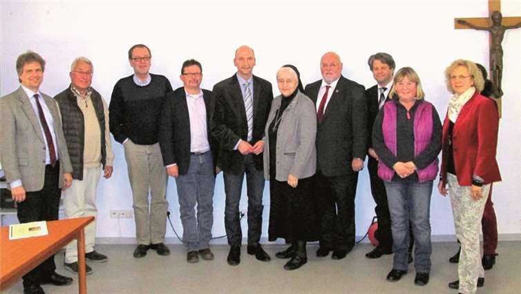 Der Geschäftsführer der Marienhaus Senioreneinrichtungen GmbH Bernd Wienczierz (v. l.), Dr. Alfred Löhning, Wolfgang Heitmann, Thomas Muth, Stadtbürgermeisterkandidat Peter Stäblein, Schwester M. Basina Kloos, SPD-Fraktionsvorsitzender Dieter Klöckner, Projektleiter „Neue Wohnformen im Alter für Vallendar“ Dr. Uwe Lautz, Christa Priebe und Dr. Christa Weichert. privat
