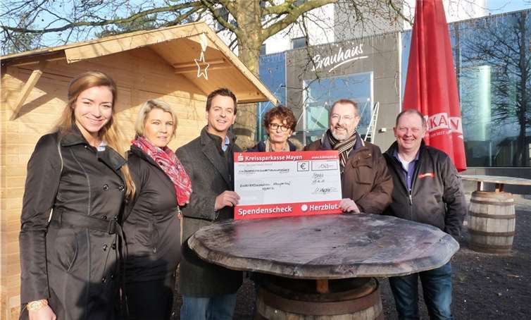 Der Geschäftsführer der Mendiger Vulkanbrauerei, Malte Tack (3. von links) überreichte dem Vorstand der Elterninitiative krebskranker Kinder Koblenz e.V. einen symbolischen Scheck über 1.369,-- Euro. Foto: FRE