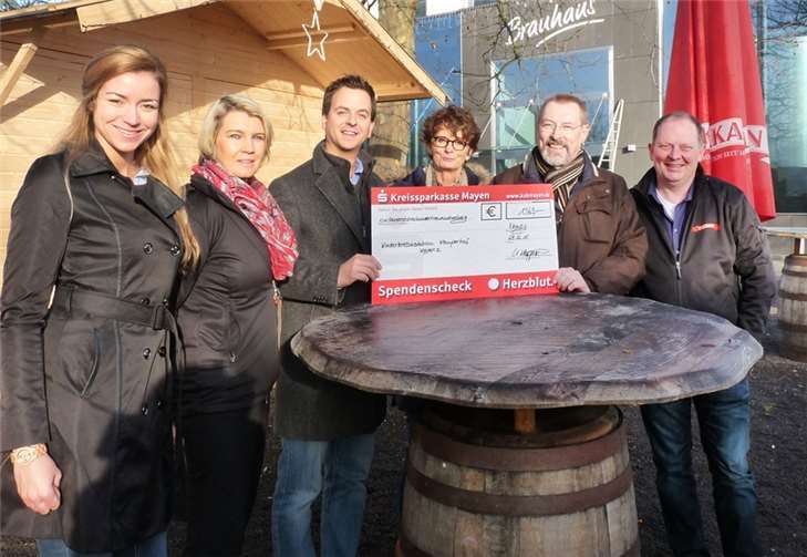 Der Geschäftsführer der Mendiger Vulkanbrauerei, Malte Tack (3.v.l.) überreichte dem Vorstand der Elterninitiative krebskranker Kinder Koblenz e.V. einen symbolischen Scheck über 1.369 Euro. FRE