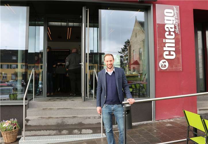 Der Geschäftsführer des „Chicago“ Clemens Cajan vor seinem grade mit dem Qualitätssiegel „Wanderbares Deutschland“ ausgezeichneten Restaurants..
