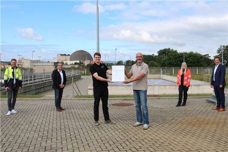 Wasserwirtschaftsvereinigung zeichnet Abwasseranlage aus Der Geschäftsführer des DWA-Landesverbandes Hessen/ Rheinland-Pfalz/Saarland, Carsten Blech (3. von links), überreichte an Klärmeister Mathias Kort das Qualitätssiegel Technisches Sicherheitsmanagement in der Sparte Abwasser des Landesverbandes der Deutschen Vereinigung für Wasserwirtschaft, Abwasser und Abfall e. V. (DWA). Mit im Bild der Bürgermeister der Verbandsgemeinde, Thomas Przybylla (rechts), Werke-Mitarbeiterin Jessica Ludes, Werksleiter Markus Roth (2. von links) und Teilbereichsleiter Martin Herz (links). Foto: VG Weißenthurm