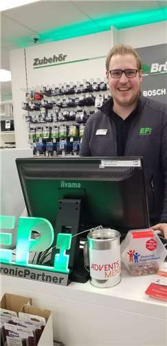 Der Geschäftsführer des Ladens EP Brück mit der neuen Sepndendose. Foto: privat