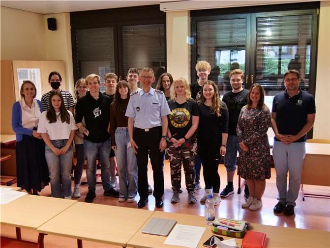 Der Geschichtsleistungskurs der Jahrgangsstufe 12 mit Prof. Dr. Phil. Habil. Matthias Rogg.  Foto: KuBa