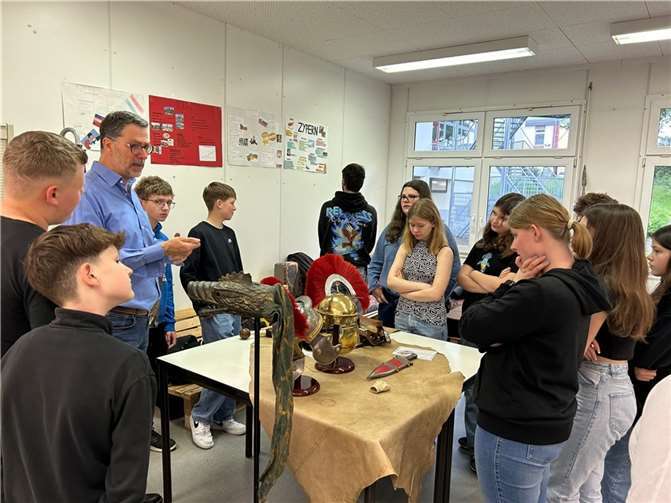 Der Geschichtsunterricht der 7. Klassen in Mendig wurde mit dem „Museum auf Rädern“ hautnah erlebbar. Fotos: privat