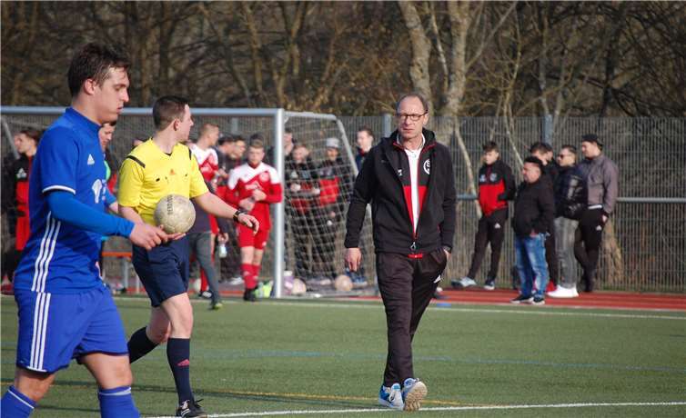 Der Gesichtsausdruck spricht Bände: Elztals Niclas Lohn geht frustriert Richtung Kabine, der Vordereifeler Trainer Peter Geisen sieht da schon etwas optimistischer aus.