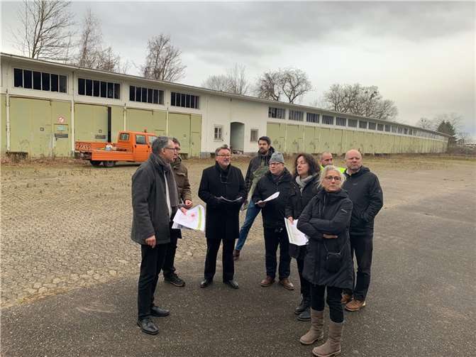 Der Gestaltungsbeirat bei der Ortsbesichtigung in der ehemaligen Fritsch-Kaserne. V.l.n.r.: Adrian Jukic (BPD), Andreas Bohlender (Fraktionsvertreter), Prof. Heinz Nagler, Sebastian Althoff (Stadt), Prof. Alexander Reichel, Dipl.-Ing. Ingrid Marx, Tobias Pommerening (BPD), Prof. Ulrike Kirchner, Prof. Dr. Uwe Altrock.  Foto: Stadt Koblenz/Frank Hastenteufel