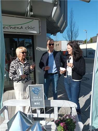 Der Gewinn wurde am 4. April bei bestem Wetter und strahlendem Sonnenschein an die glückliche Gewinnerin Stefanie Walterich aus Meckenheim übergeben. Foto: privat