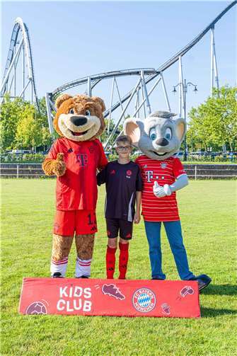 Der Gewinner David Hoffmann mit den Maskottchen.  Quelle: Europa-Park