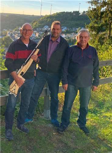 Der Gewinner Rolf Wegener, Brudermeister Joachim Engel, 2. Brudermeister Rolf Hilger.  Foto: privat