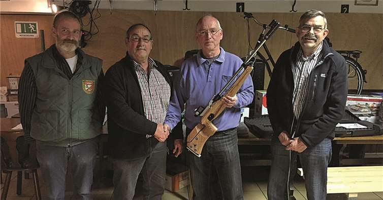 Der Gewinner Rolf Wegener freut sich über ein Pressluftgewehr.