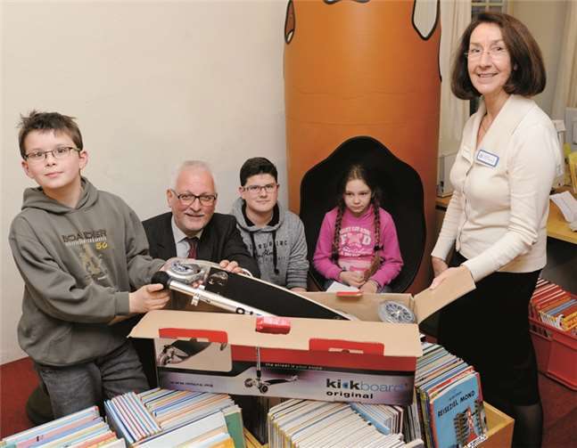 Der Gewinner des 3. Preises gewann ein Kickboard, welches von Detlev Koch, 1. Beigeordneter der Stadt, überreicht wurde. Privat