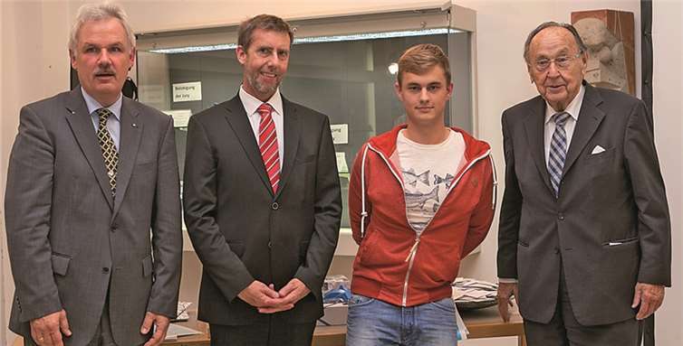 Der Gewinner des 7. Internationalen Glaskunstpreises der Stadt Rheinbach ist Tim Neunheuser aus der Glasfachschule Rheinbach (3.v.l.). Ihm gratulierten (v.l.) Bürgermeister Stefan Raetz, Dr. Thomas Lindner vom Staatsministerium für Kultur und Schirmherr Dr. Hans-Dietrich Genscher.