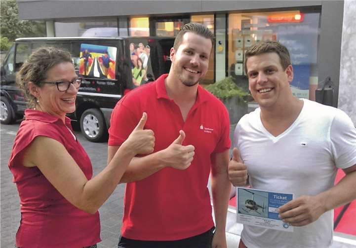 Der Gewinner des Bullriding, Thomas Günther, r., mit Birgit Schmidt, stellvertretende Leiterin der Sparkasse Vallendar, l., und Alexander Baier, Kundenberater der Sparkasse.