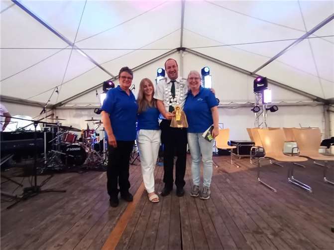 Der Gewinner des Hauptpreises der Tombola Michael Kaul.