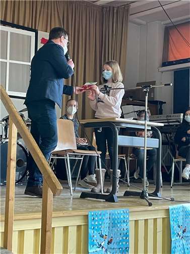 Der Gewinnerin Nele Telocka wird von Schulleiter Geyermann gratuliert. Foto: privat