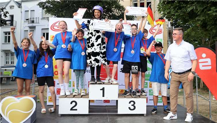 Der Gewinnerscheck geht erneut an die Carmen-Sylva-Schule. Foto: Carmen-Sylva-Schule Niederbieber
